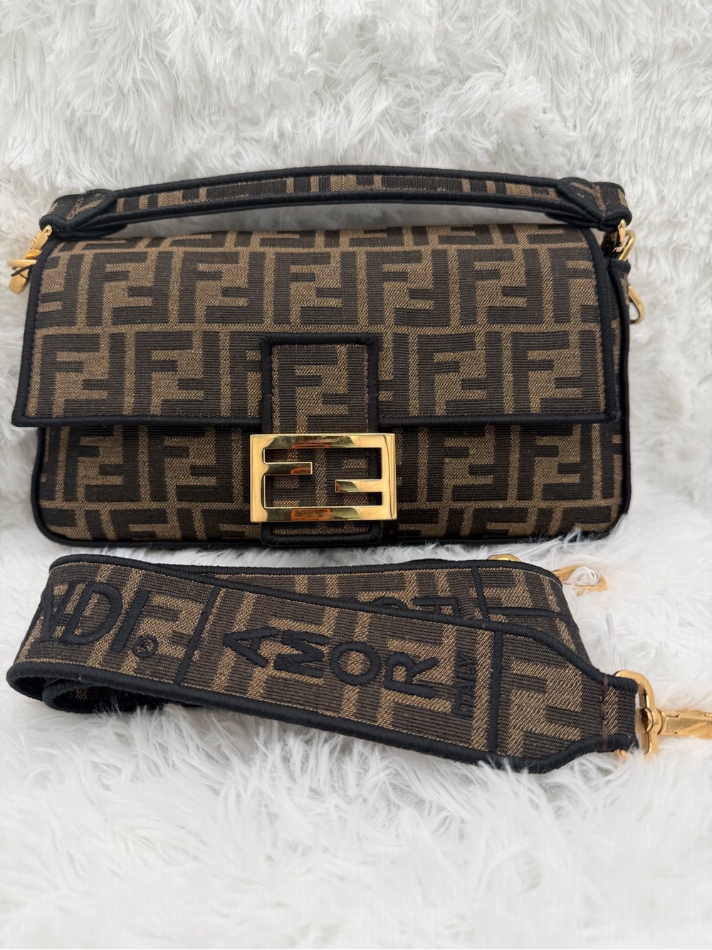 Fendi FF baguette with strap size medium ❤️🔥